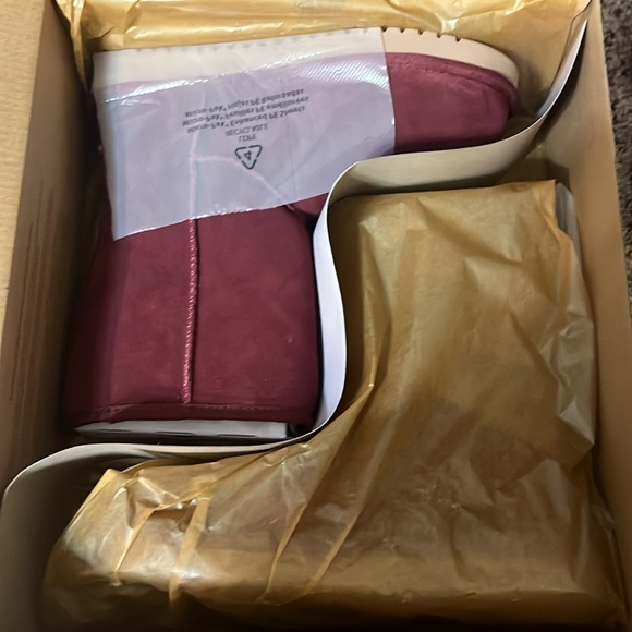 Women’s Kookaburra mauve colored boots size 5 - Picture 3 of 5